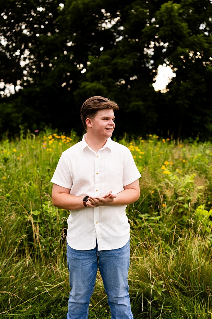 Large extended Family Photo session at Roosters Pumpkin Patch in Jonesburg Missouri